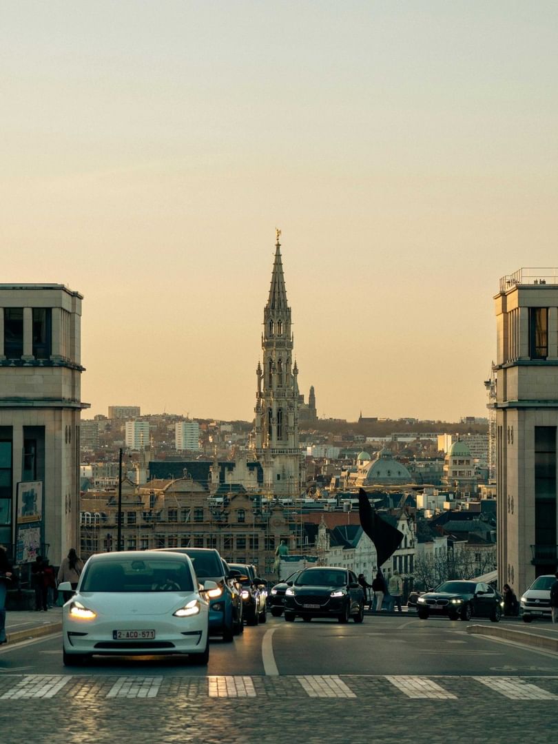 Voitures sur une route avec une vue de la ville en arrière-plan pour l'offre Étape Confort.