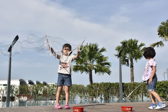 Kids playing with bubbles outdoor - Lexis Hibiscus PD