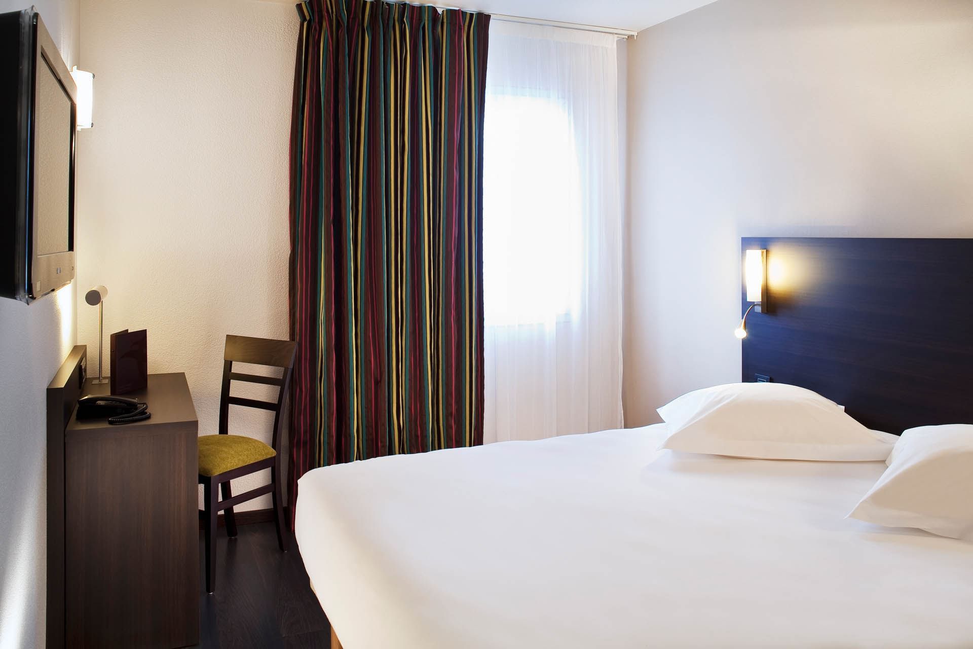 Lit et bureau dans une chambre confort à Escale Oceania Vannes