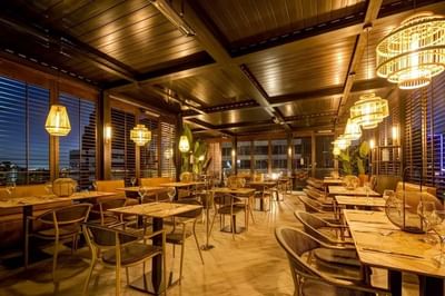 Dining area arranged in Bar Vistandes with a warm ambience and wooden accents at Hotel Nodo