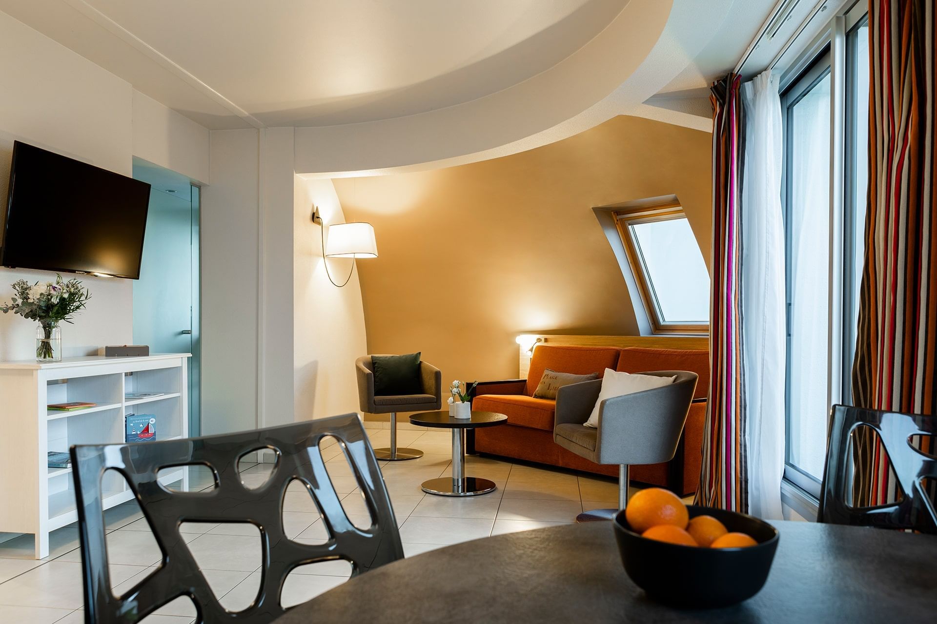 Coin salon dans une chambre sur le toit à l'Escale Oceania Pornichet