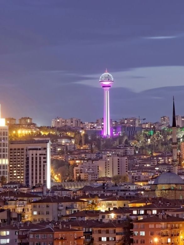 Vue de la tour Ata à Ankara, en Turquie, illuminée la nuit, depuis le Warwick Ankara