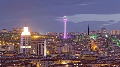 Vue de la tour Ata à Ankara, en Turquie, illuminée la nuit, depuis le Warwick Ankara