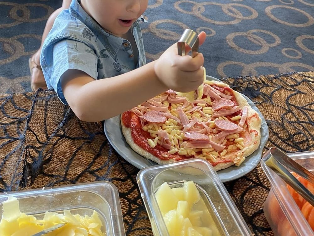 PIZZA MAKING AT KOOINDAH WATERS