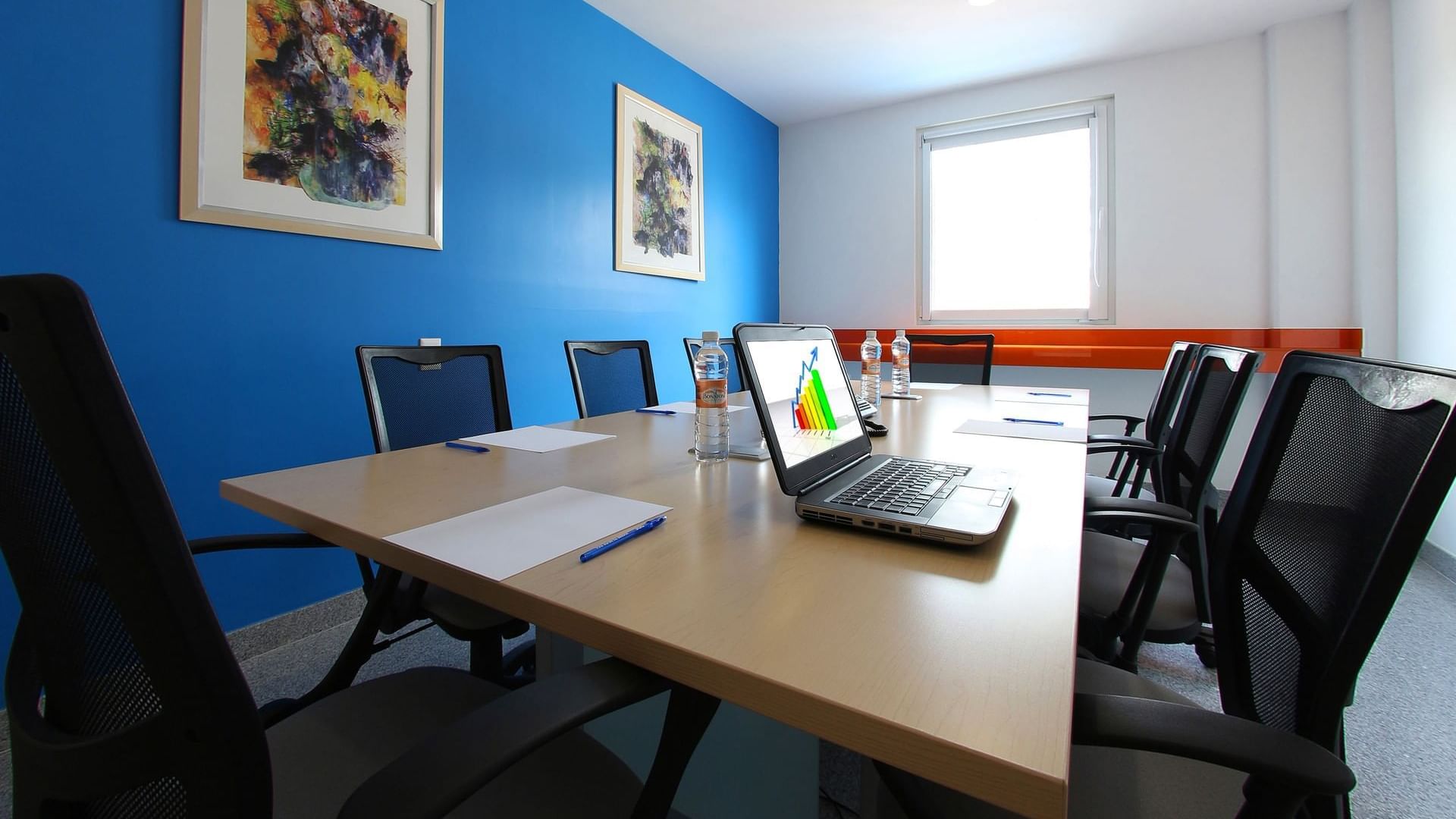 Close-up of Meeting Room's table at One Guadalajara Periférico
