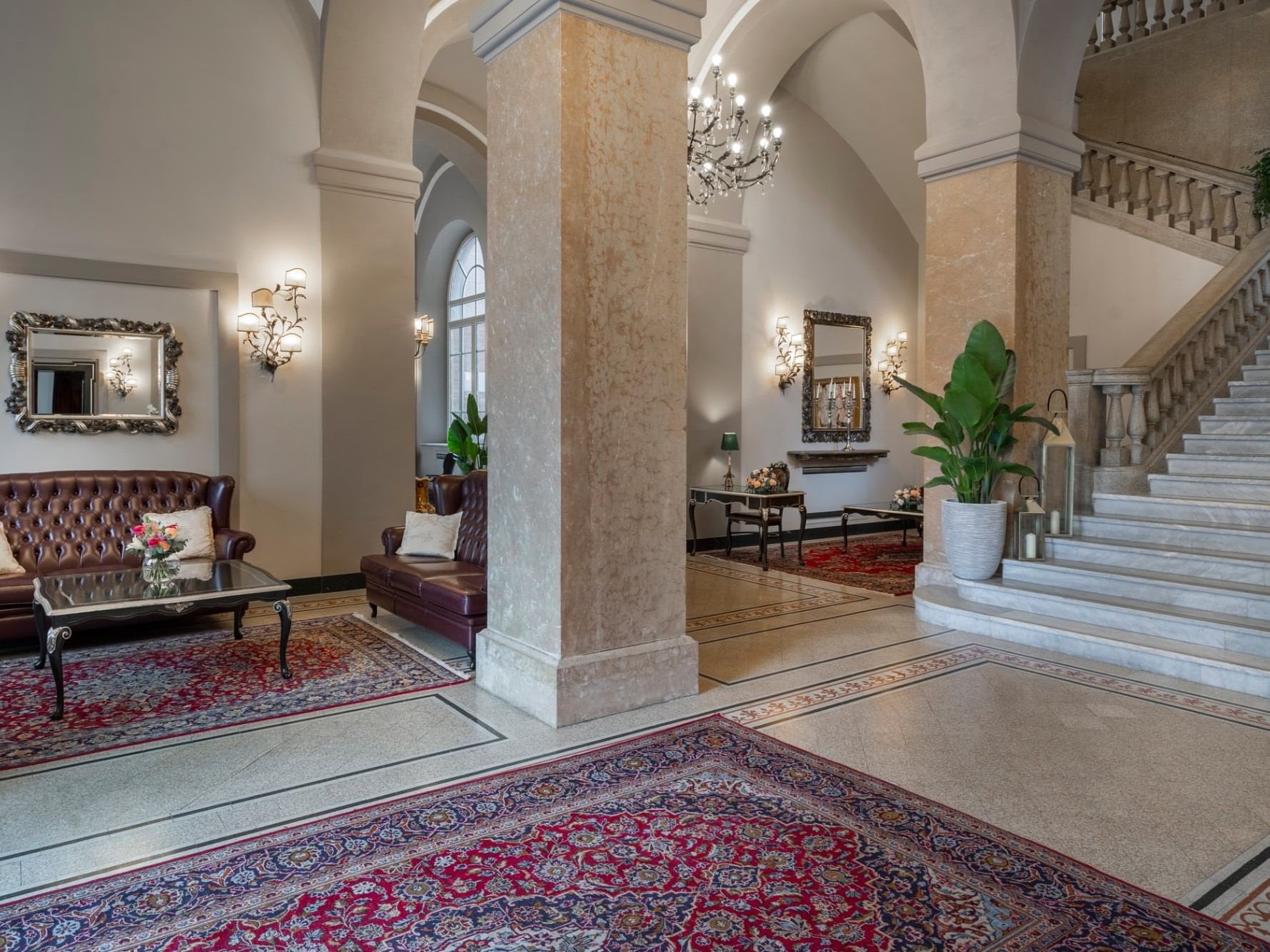 Grand Hotel di Parma | UNA Esperienze - Hall - Dettaglio scala vista laterale