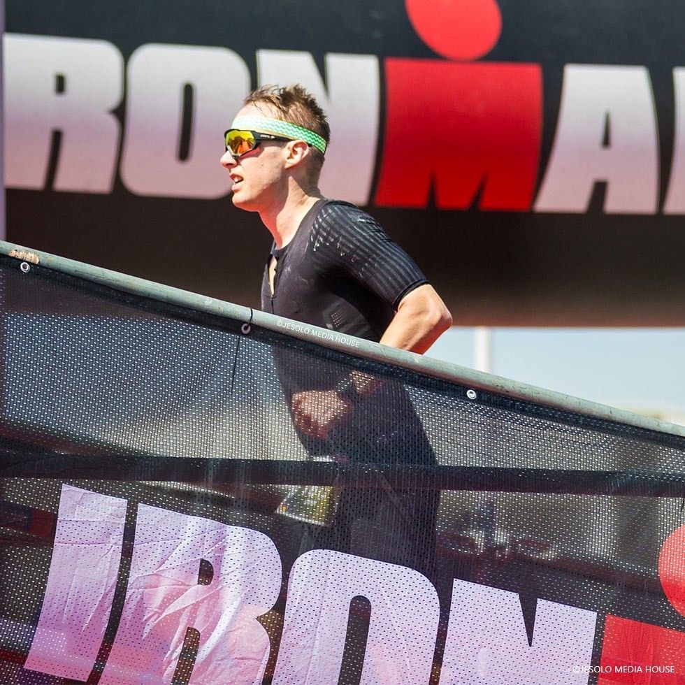 Sportler mit Stirnband und Brille bei einem IRONMAN 70.3 Venice-Jesolo Event.