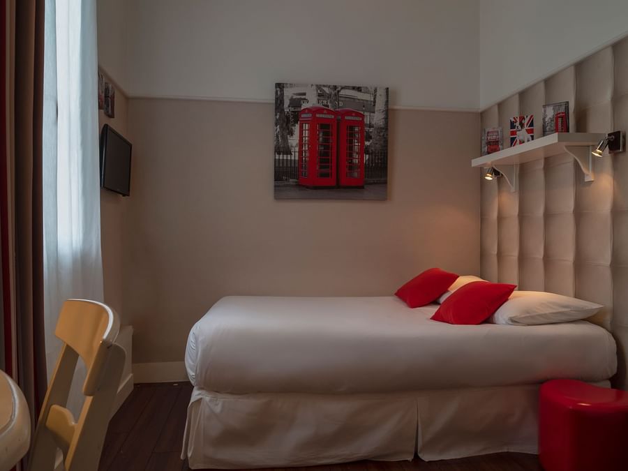 Double bedroom with open windows at Hotel le londres