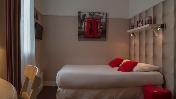 Double bedroom with open windows at Hotel le londres