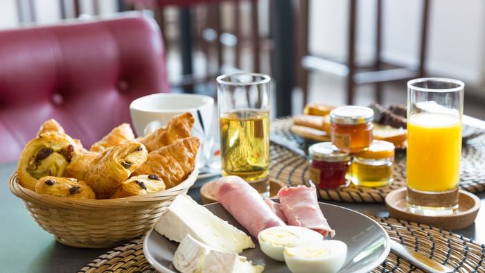Breakfast in Le Relais des Carnutes at The Originals Hotel