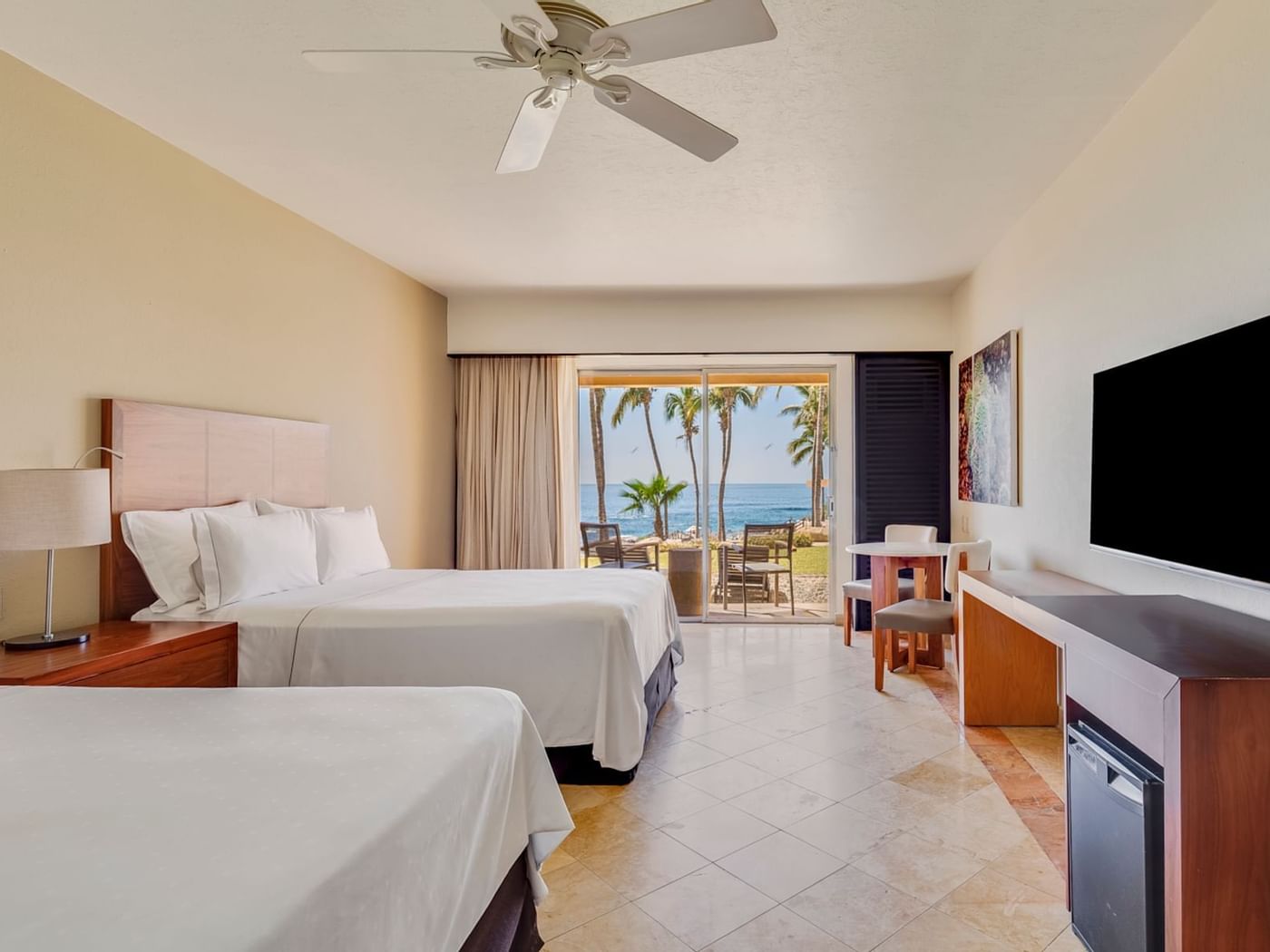 Interior de la habitación Solarium con vista al mar en Grand Fiesta Americana