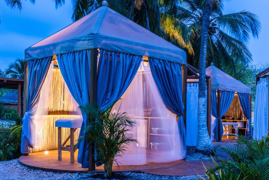 Spa and wellness area arranged outdoors at Hotel Isla Del Encanto
