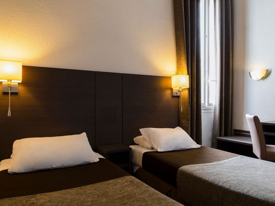 2 single beds in Standard Twin bedroom at Hotel Astoria Vatican