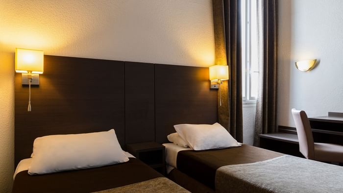 2 single beds in Standard Twin bedroom at Hotel Astoria Vatican