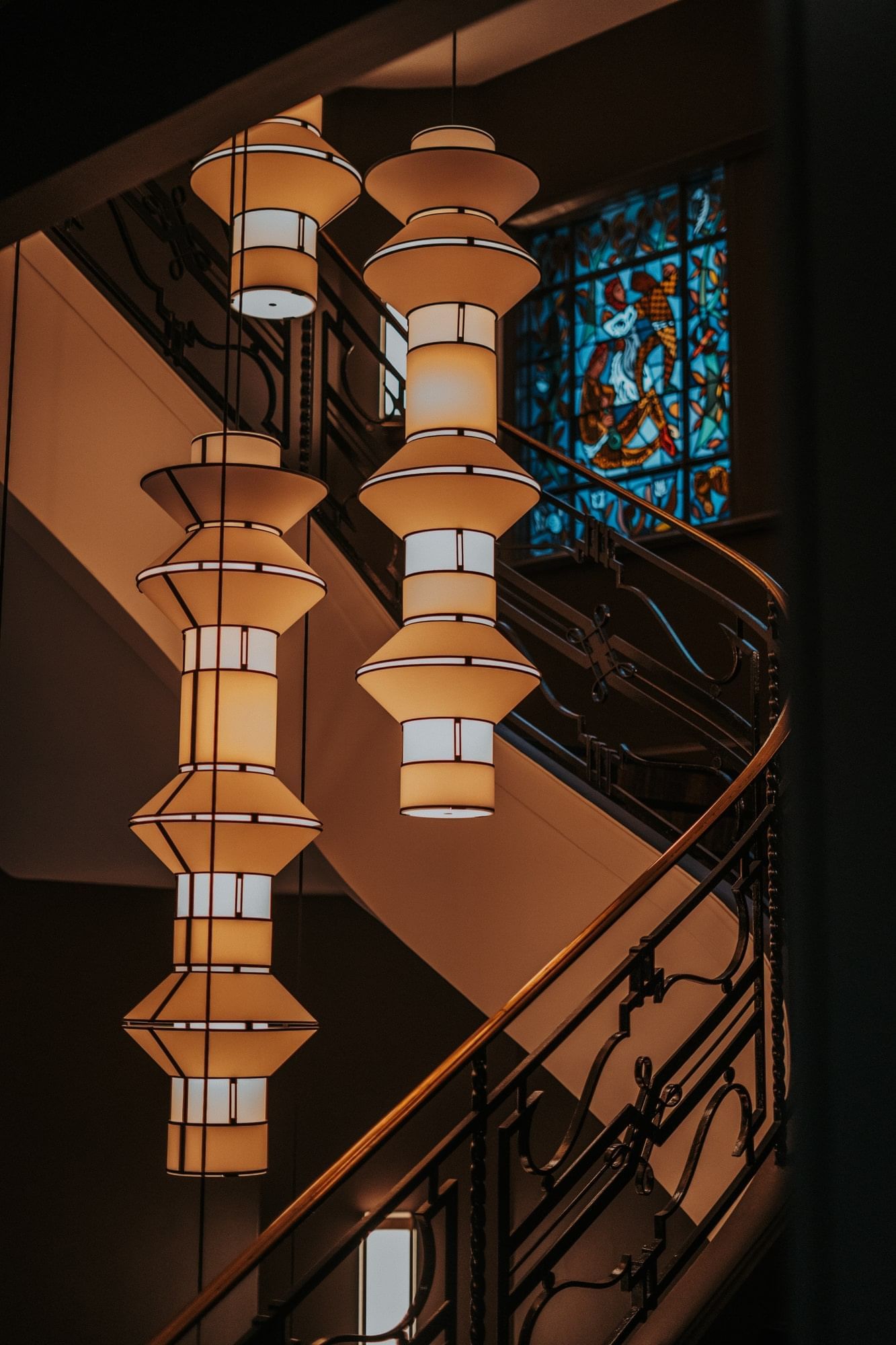 Escalier avec lumières suspendues à l'Oceania Le Conti Brest