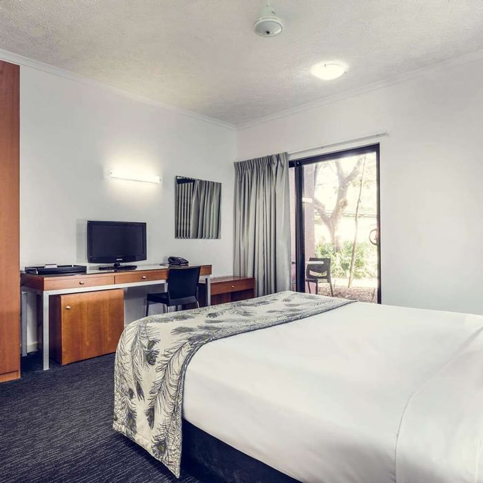 Superior Queen room with workstation at Novotel Darwin Airport
