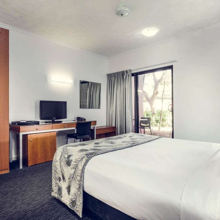 Superior Queen room with a workstation at Darwin Airport Hotels