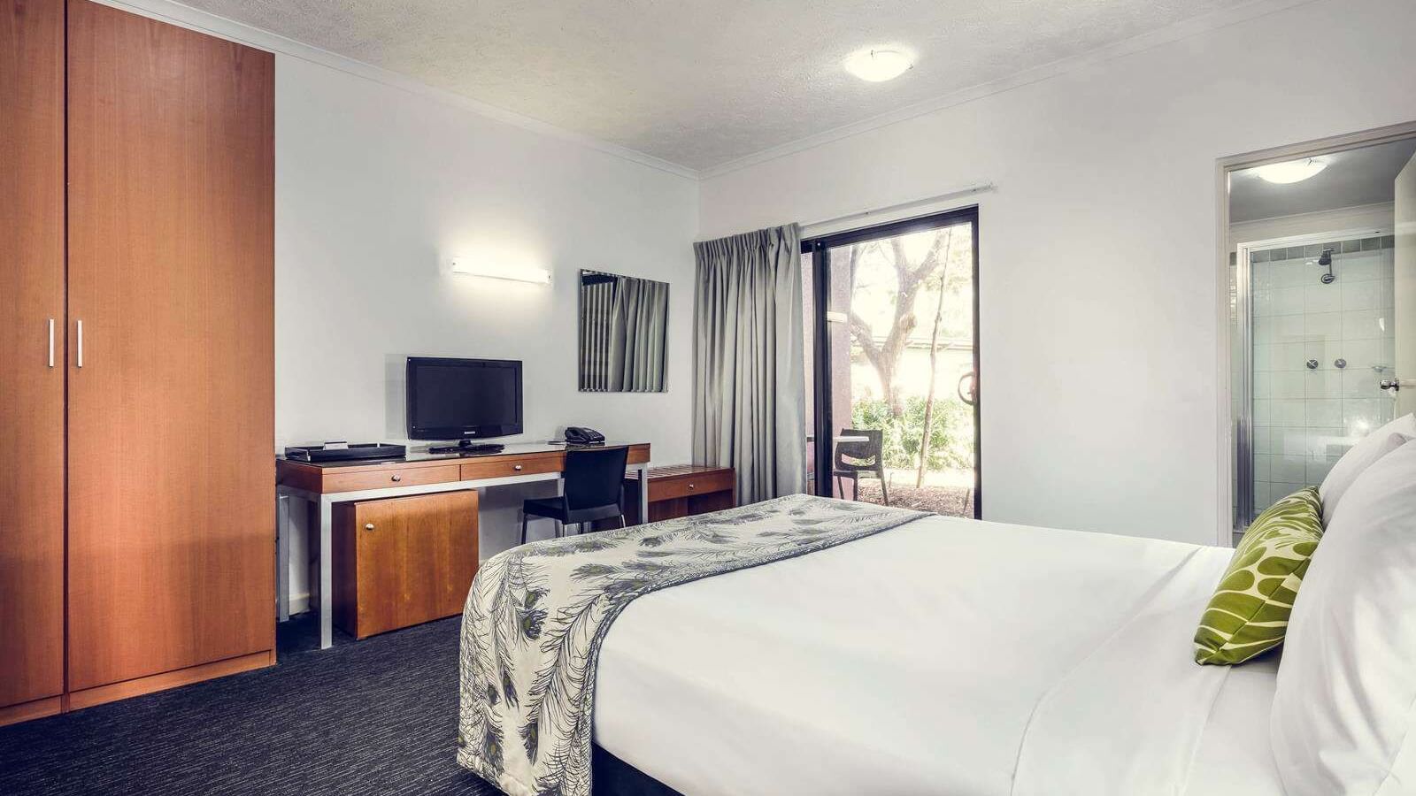 Superior Queen room with a workstation at Darwin Airport Hotels