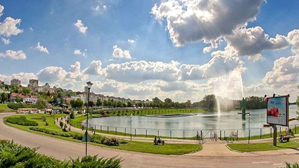 Ada Ciganlija with greenery & water fountain near Falkensteiner Hotel Belgrade