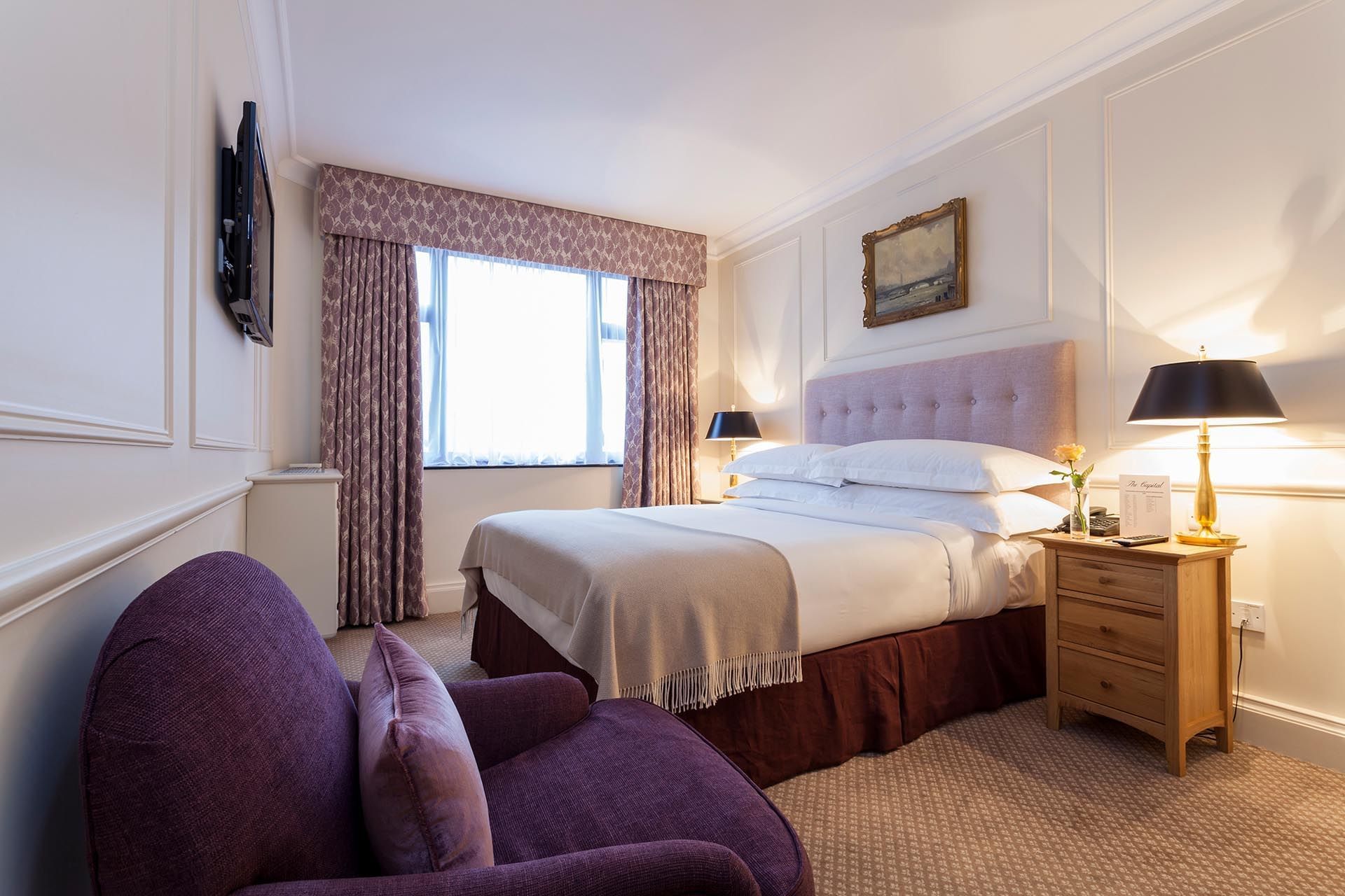إطلالة الغرفة المزدوجة الصغيرة في فندق The Capital by Warwick