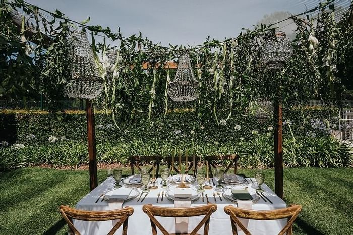 An outdoor wedding table décor at The Magnolia Hotel 