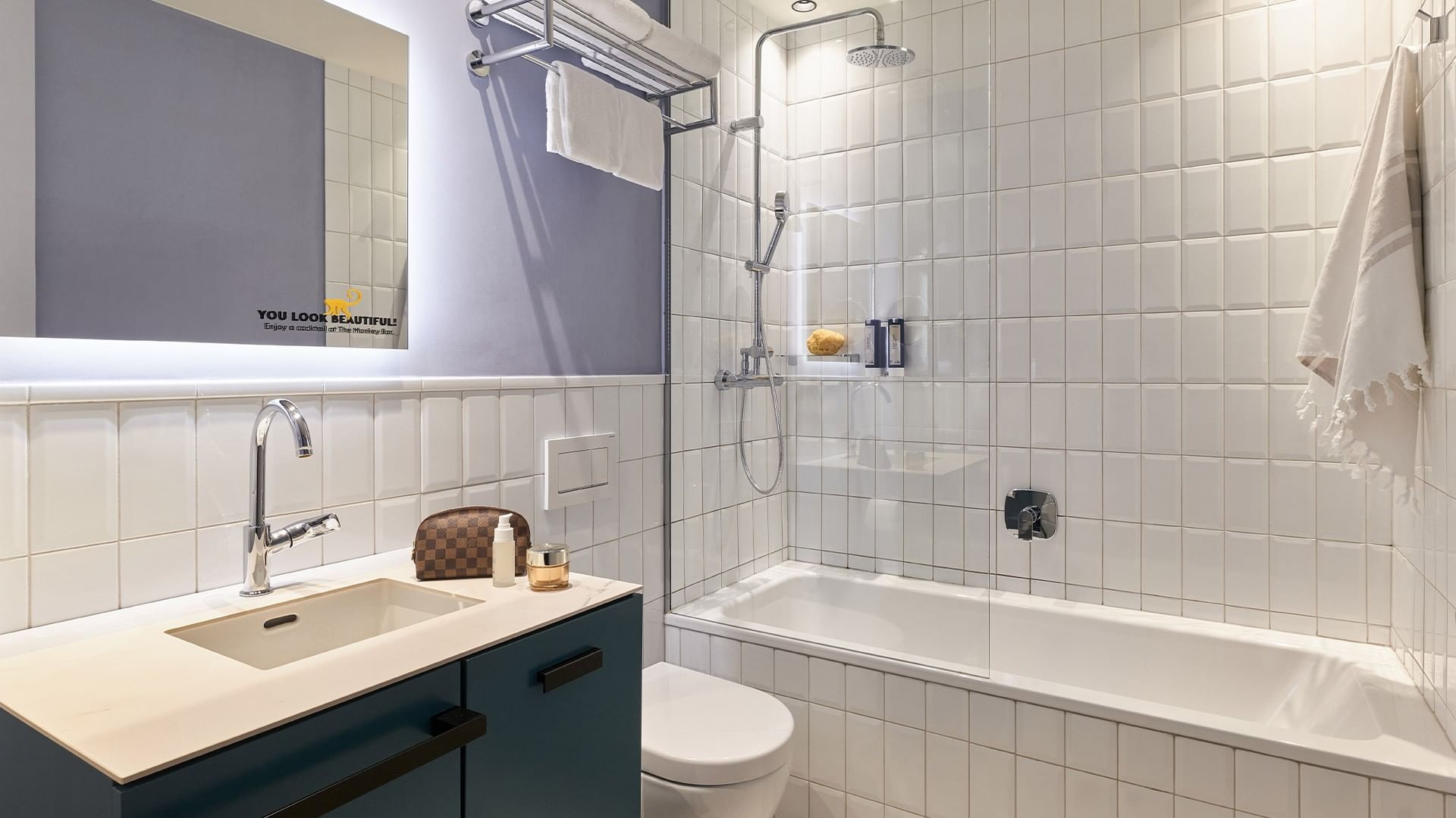 Luxusní koupelna Deluxe Room s vanou a sprchou v Falkensteiner Hotel Prague.