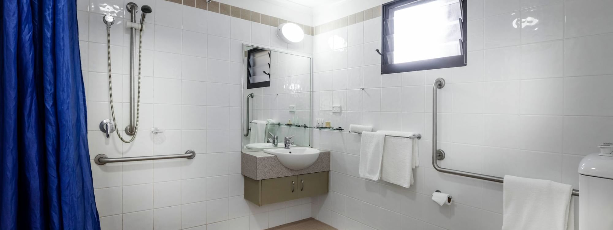Superior Queen East Access bathroom at Mercure Darwin Airport