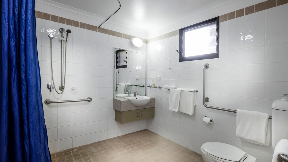 Superior Queen East Access bathroom at Mercure Darwin Airport