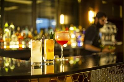 Cocktails served on the counter in Bar Vistandes with a warm ambience at Hotel Nodo