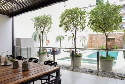 Área de descanso junto a la piscina en Argenta Suites Belgrano