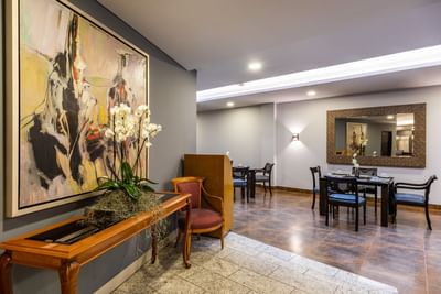 elegante lobby de boutique hotel en medellin