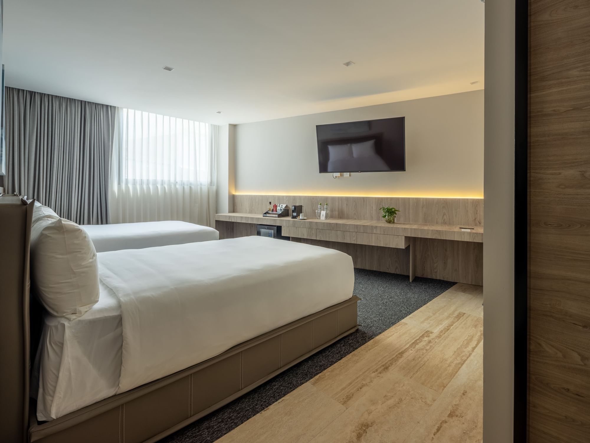 Deluxe Double room with two beds, television, and modern decor at Elements by Marquis, Ciudad de México.