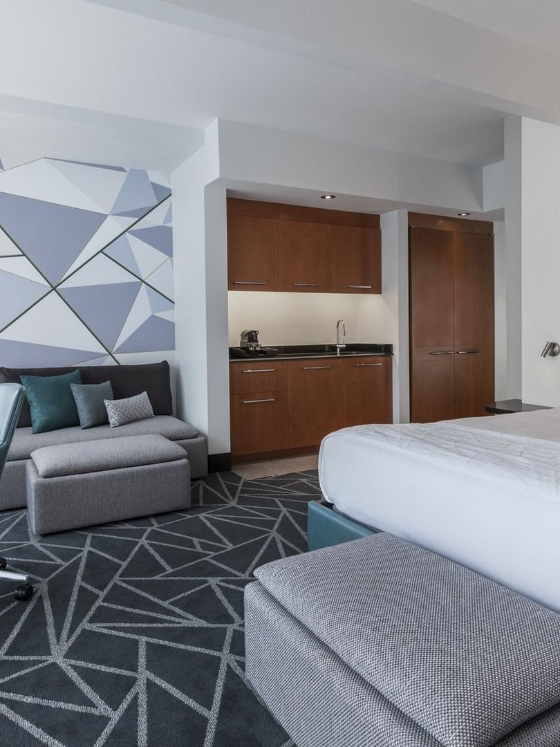 Suite Loft avec lit, espace de travail et mini-kitchenette au Warwick Le Crystal