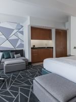 Suite Loft avec lit, espace de travail et mini-kitchenette au Warwick Le Crystal