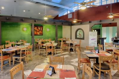 Dining tables in La Pergola Restaurant at Araiza Hotel Palmira