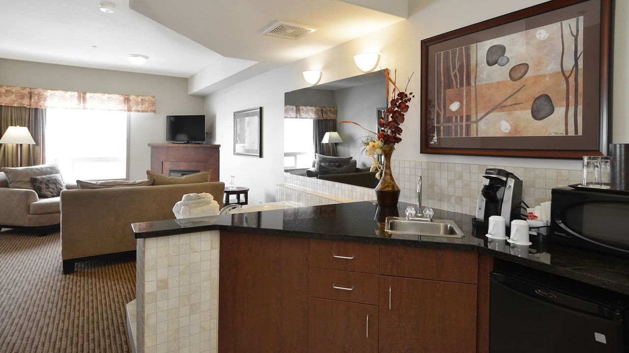 Hotel suite with a separate living room, equipped with fireplace and jetted tub