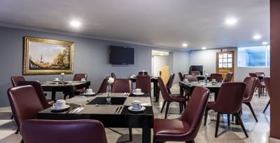 mesas en el restaurante de Hotel Egina