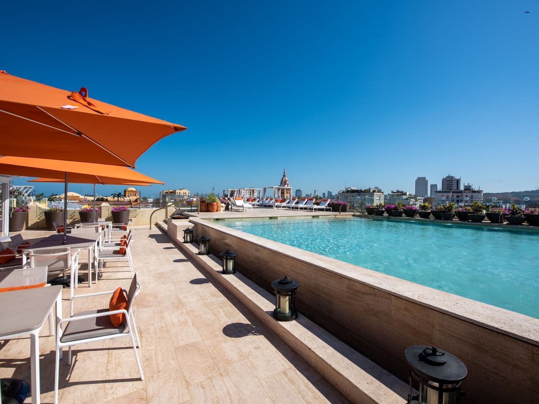Piscina y solario al aire libre del Hotel Charleston Santa Teresa con vista a la ciudad de Cartagena.