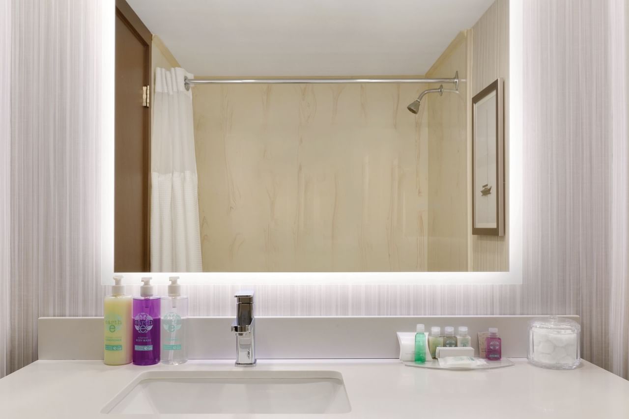 Coast Discovery Inn - Bathroom