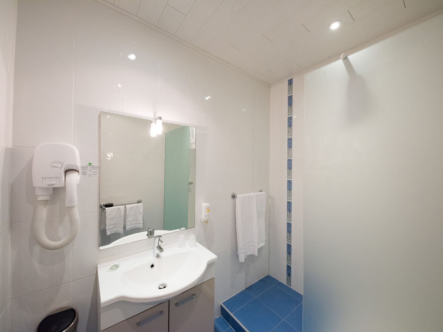 Bathroom vanity in Chambre Privilège at Le Kastelberg