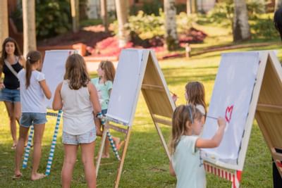 Crianças pintando em tela no Iguazu Grand Resort