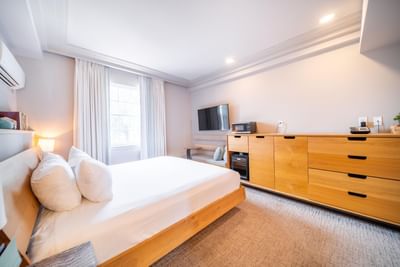 Cozy bed & TV in Single Queen room at Hotel Weyanoke