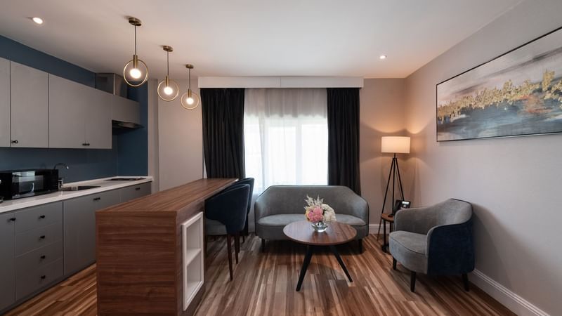 Living with kitchenette area in Family Suite Sea View at Warwick Hotels & Resorts