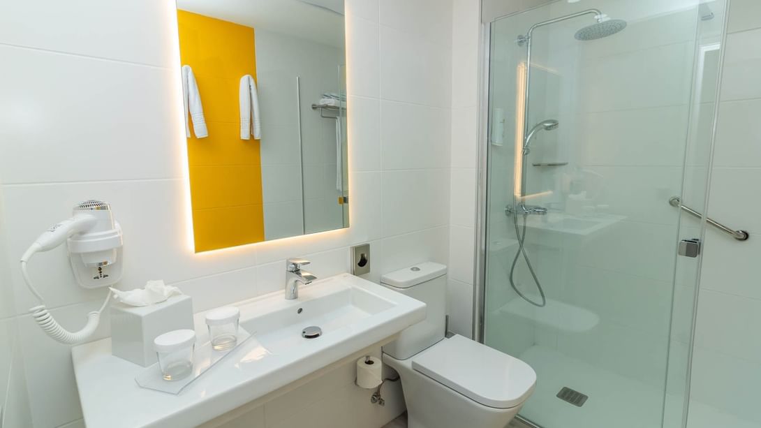 Bathrooms in Superior Room at Hotel Lemon & Soul Las Palmas