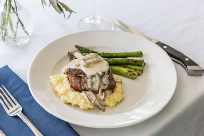 Well served steak meal with wine at Heritage House Resort