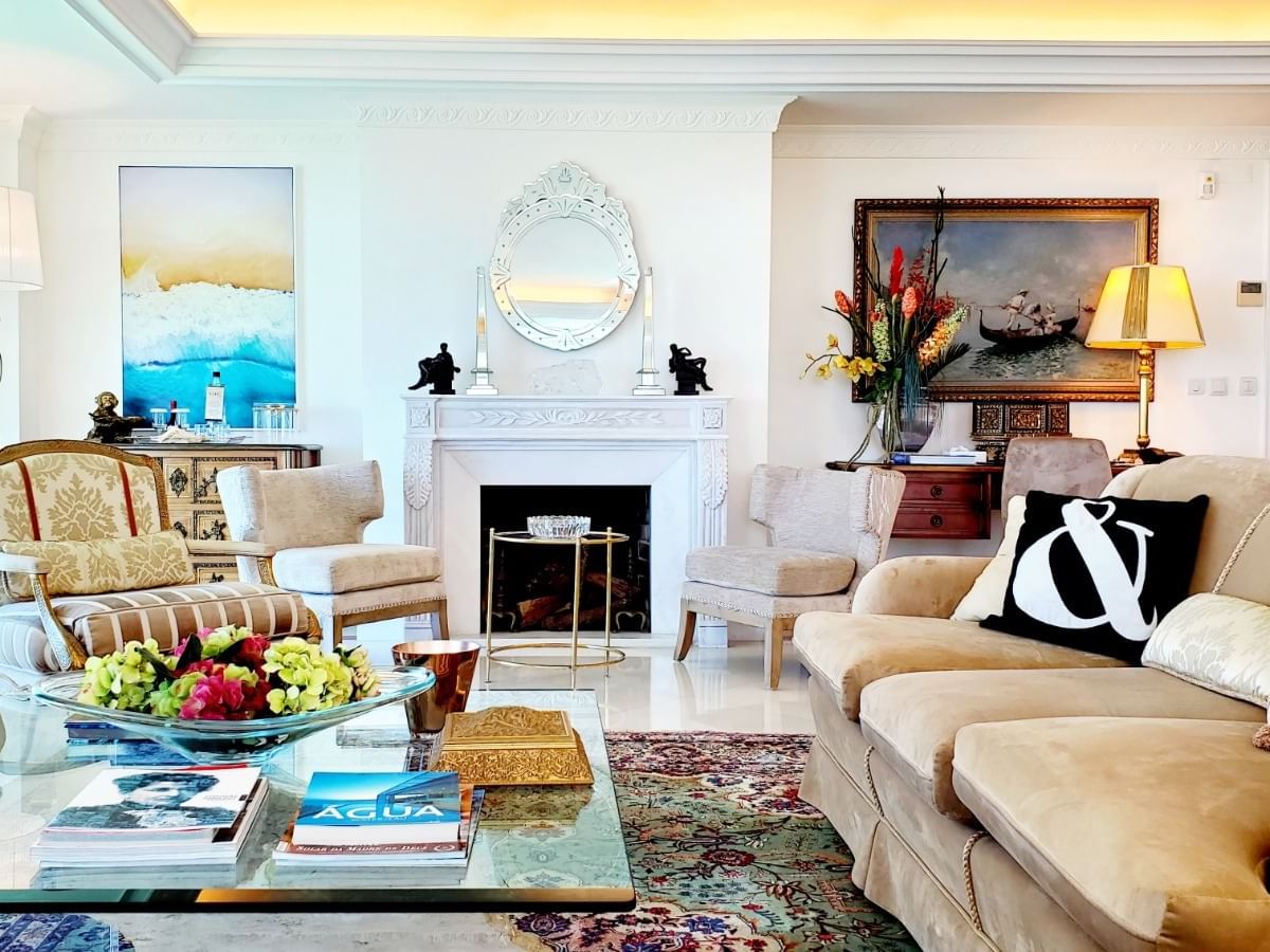 Beautiful sitting room with light lamps at Hotel Cascais Miragem Health& Spa
