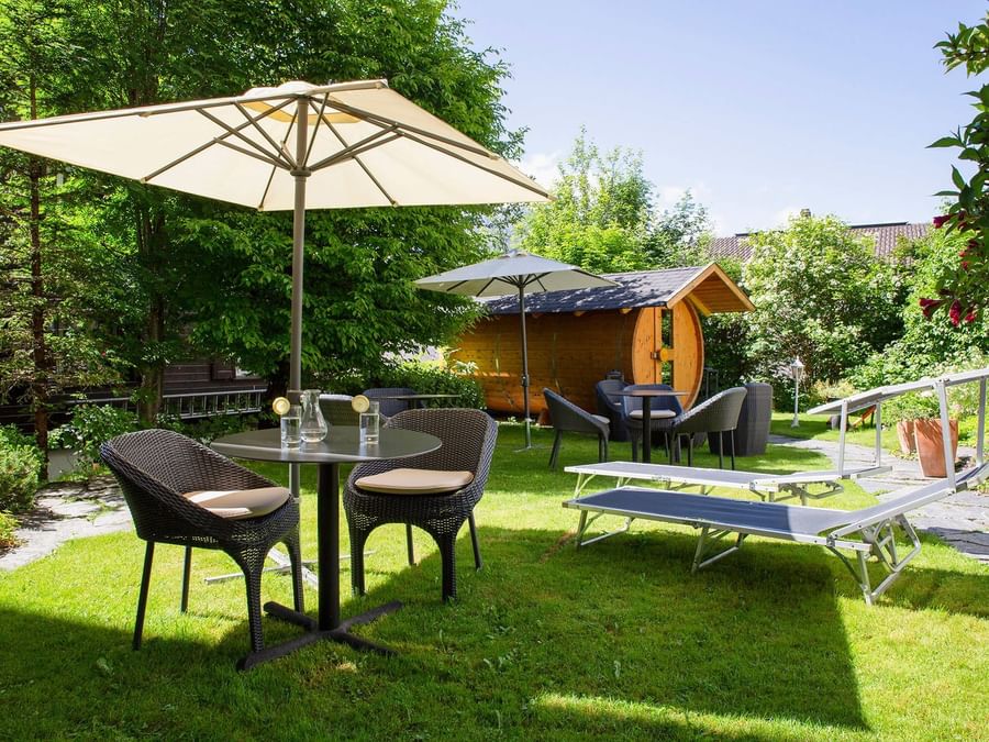 An Outdoor Lounge and dining area at Chalet-Hotel Bristol
