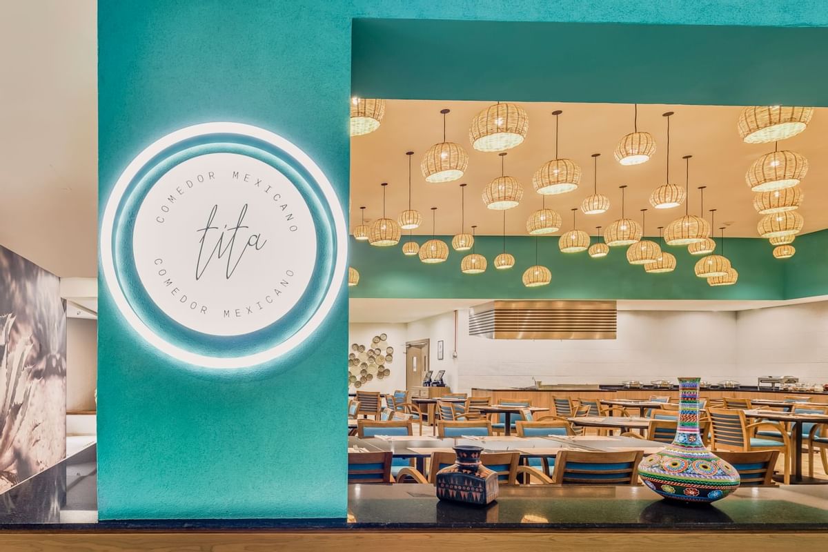 Letreros y mesas en Tita Comedor Mexicano, Hoteles Fiesta Inn