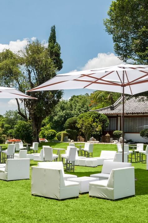 White-themed chillout & lounge area arranged outdoors in Hotel Sumiya Cuernavaca