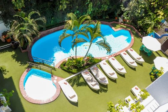 Piscina mediana con jacuzzi vista superior